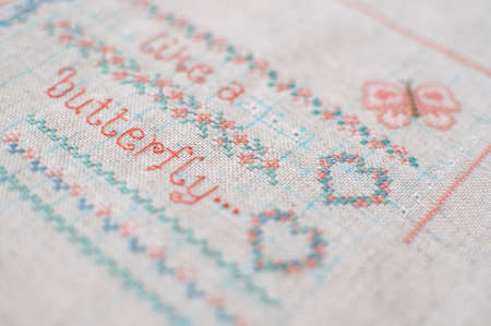 リネンにクロスステッチ刺繍。フランスアンティーク　フリルチュールレース　エクリュ　3段。花柄、ハート、蝶サンプラー